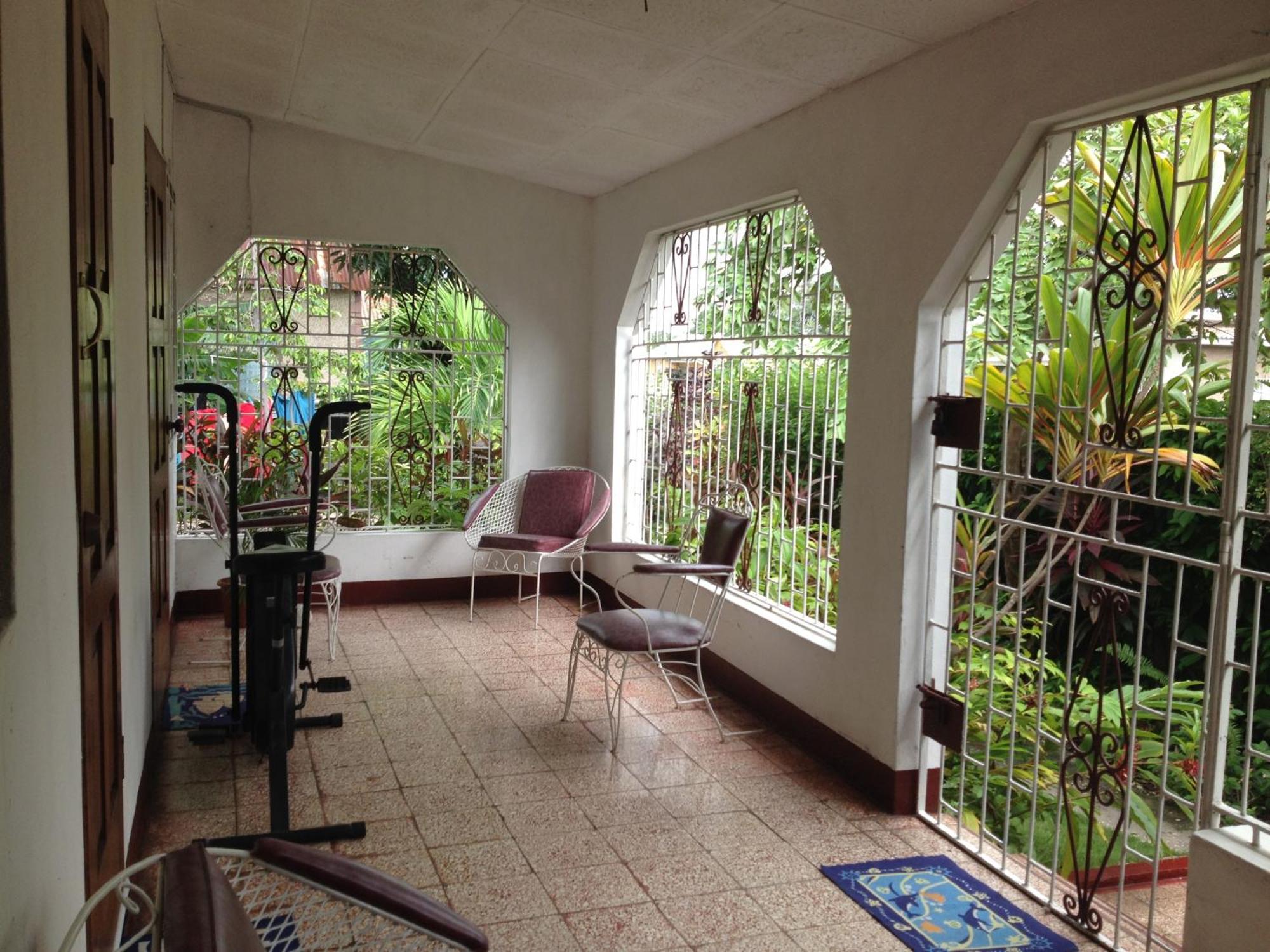 Kingston Airport Bed And Breakfast Ngoại thất bức ảnh